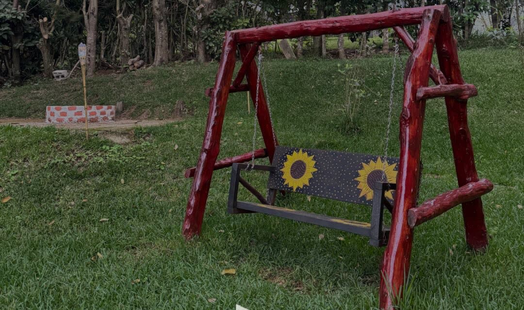 Columpio de madera con girasoles pintados