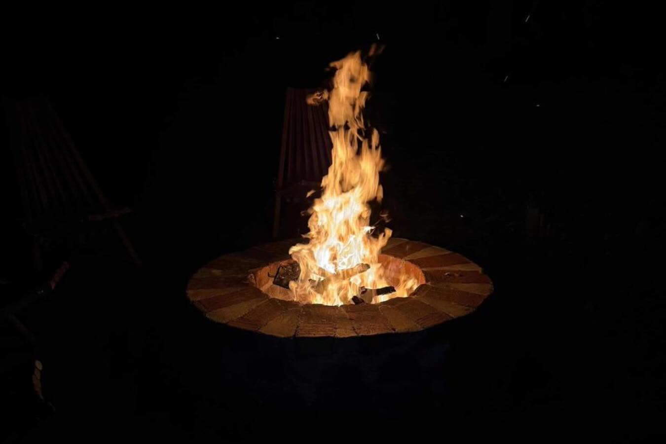 La fogata encendida en la noche