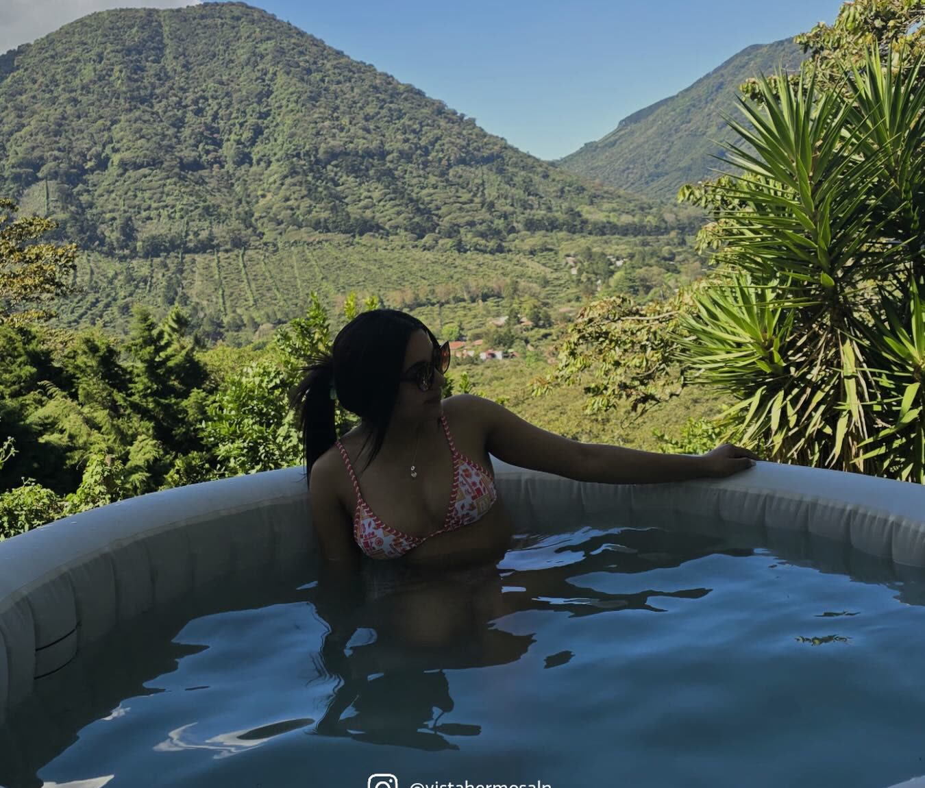 Jacuzzi al aire libre con vista al volcán y al cafetal