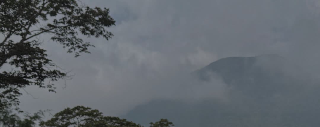 La montaña entre las nubes, vista desde el jacuzzi