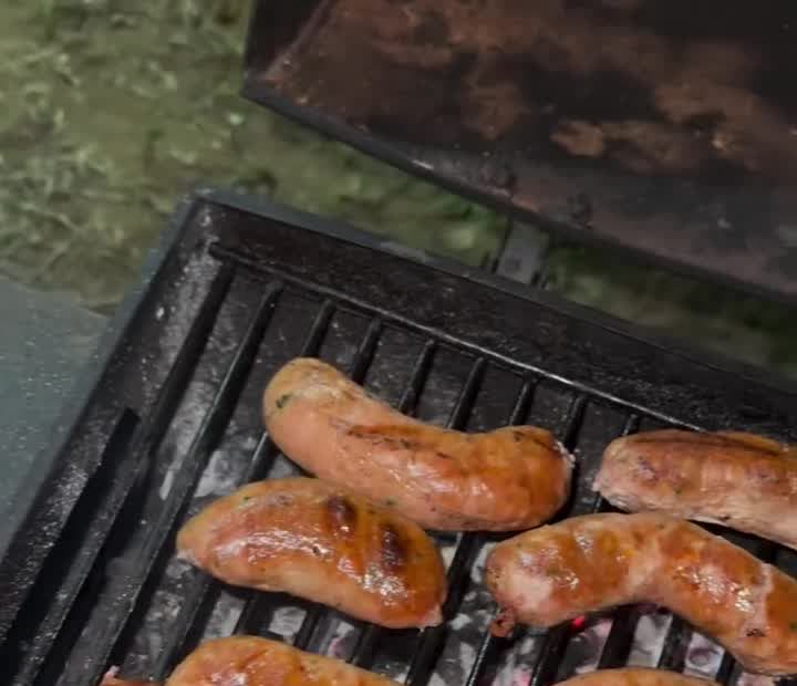 Chorizos asándose en la parrilla