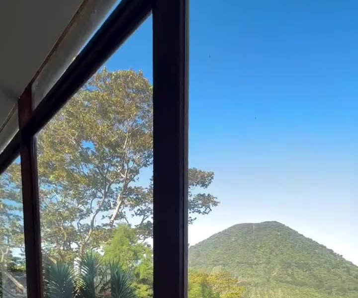 El volcán visto desde el ventanal de la sala